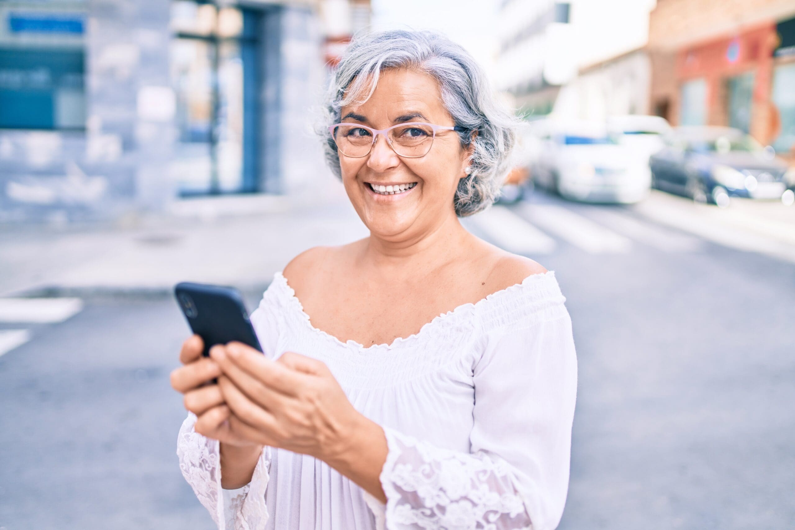 Trabajadora de atención domiciliaria pasando tiempo con su cliente de edad avanzada